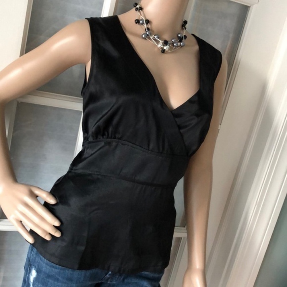 Gap Gorgeous sleeveless silky black dressy top